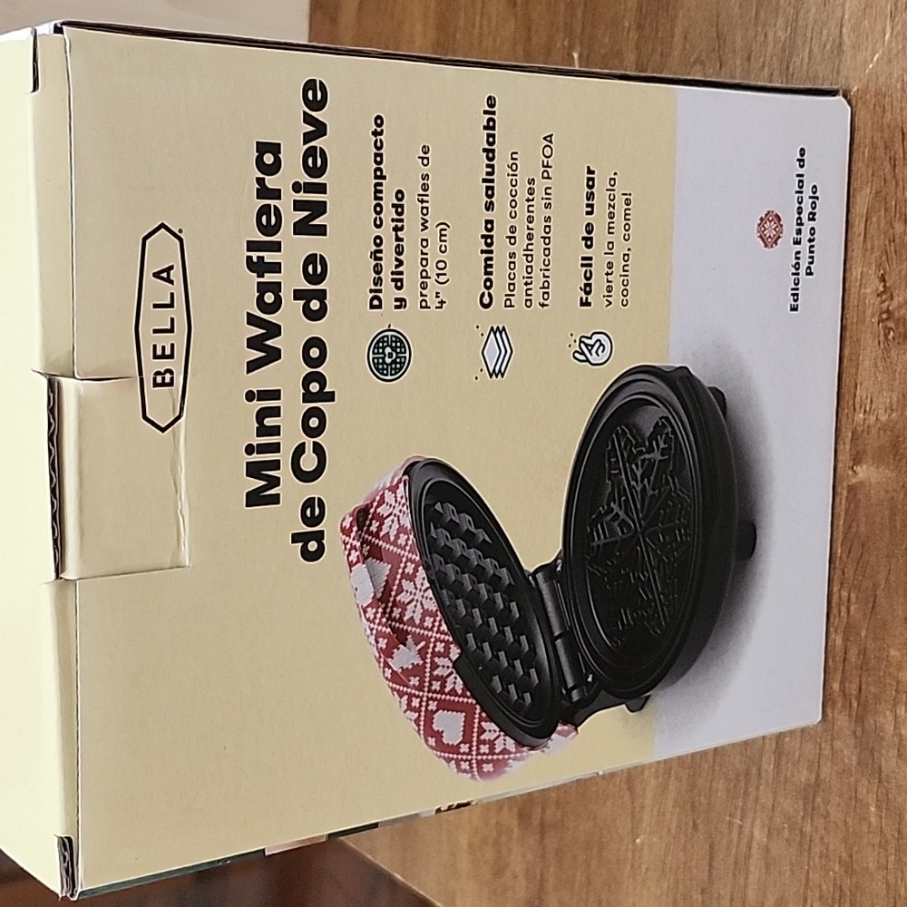 Bella Mini Snowflake Waffle Maker - Picture 6 of 7